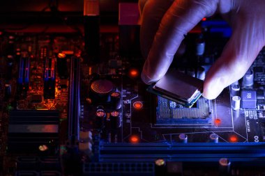 Yapay zeka kavramı. Fotoğraf öğrenme veya Internet hack hakkında yayımlama makine işlemi göstermek. Bilgisayar işlemcisi ve Pcb karanlık bir arka plan üzerinde.