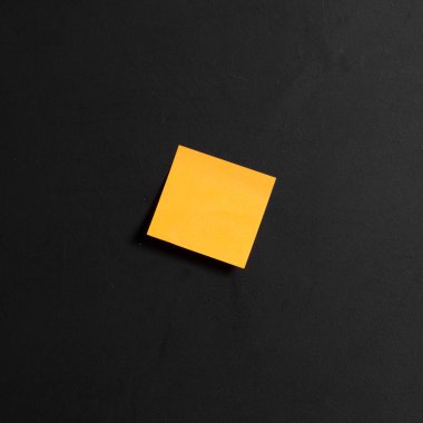 Karanlık bir sopa-e doğru yeni bir yaratıcı fikir yazmak renkli bir sayfaya arka plan.