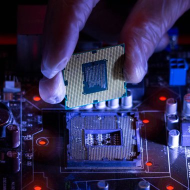 Yapay zeka kavramı. Fotoğraf öğrenme veya Internet hack hakkında yayımlama makine işlemi göstermek. Bilgisayar işlemcisi ve Pcb karanlık bir arka plan üzerinde.