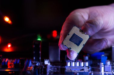 Yapay zeka kavramı. Fotoğraf öğrenme veya Internet hack hakkında yayımlama makine işlemi göstermek. Bilgisayar işlemcisi ve Pcb karanlık bir arka plan üzerinde.