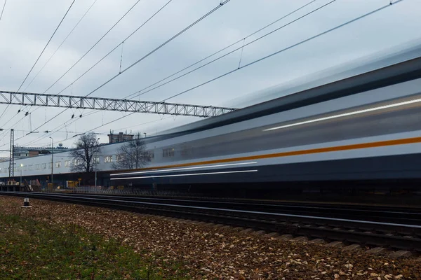 高速列車は 出発の列車のシンボルとして駅を通過します 長時間露光で撮影した写真 ぼやけている車 — ストック写真