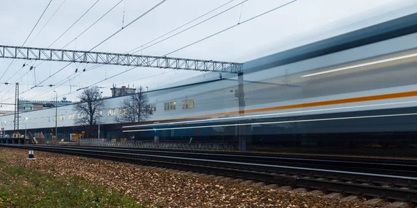 高速列車は 出発の列車のシンボルとして駅を通過します 長時間露光で撮影した写真 ぼやけている車 — ストック写真