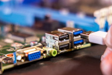 Usb kablosunu bilgisayarın Pcb veri aktarımı için dahil edilmiştir. Fotoğraf makinesi öğrenme ya da yapay zeka göstermek.
