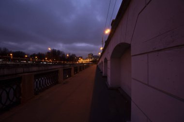 Işık şehir Promenade. Lila gökyüzü ve şehrin ışıkları gece kemer endişe verici.