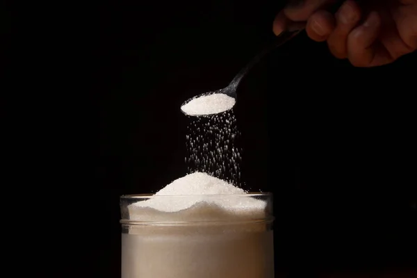 Cristalli Zucchero Cadono Cucchiaino Una Ciotola Concetto Una Dieta Senza — Foto Stock