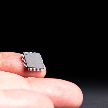 Adamın elini üzerinde mikroçip. Sayısallaştırma nüfusun.