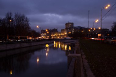 Lila gökyüzü ve şehrin ışıkları gece kemer endişe verici. Işık şehir Promenade. 