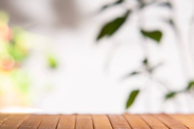 Resimler için arka plan bulanık ile ahşap masa.