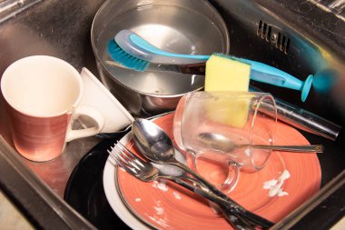 Kirli bulaşık mutfak lavaboda. Rutin ödev ve tabak yıkama kavramı.