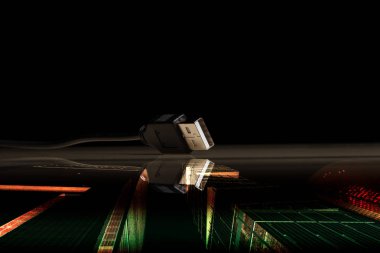 İnternet kablosu Usb karanlık bir arka plan üzerinde siyah. Kavramı sinir ağları ve makine öğrenimi.