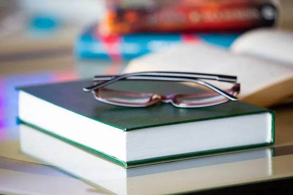 Brýle Čtení Knih Knihovně Koncepce Vzdělávání — Stock fotografie