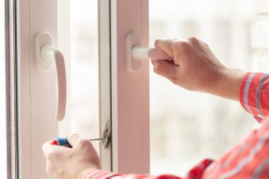 Ana adam odanın penceresinde tamirat sıcak tutmak için ve Taslaklar önlemek için.