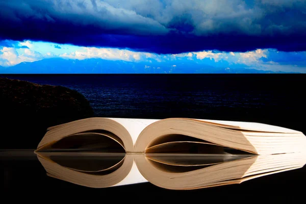 Öppen Bok Bakgrund Havet — Stockfoto