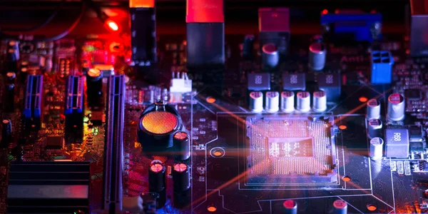 Bir bilgisayar ve bir Pcb ve onarmak için sağdaki sembolü sökülmesi işlemi. Panoramik fotoğraf öğrenme veya Internet hack hakkında yayımlama makine işlemi göstermek.