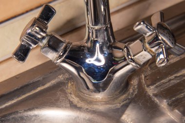 Kireç ve pas mutfakta dokunun. Ev aletleri kireç temizleme kavramı.