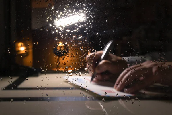 Chuva Cai Água Copo Homem Escreve Uma Carta Sozinho Noite — Fotografia de Stock