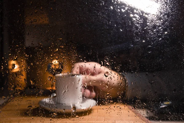Krople Wody Szybie Deszczowy Wieczór Filiżankę Gorącej Kawy Czarny Deszczu — Zdjęcie stockowe
