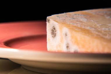 Mavi peynir pembe bir plaka üzerinde bir parçası.