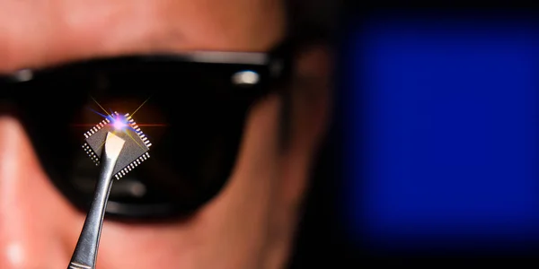 Homem Óculos Pretos Tem Microchip Conceito Inteligência Artificial Militar Espionagem — Fotografia de Stock