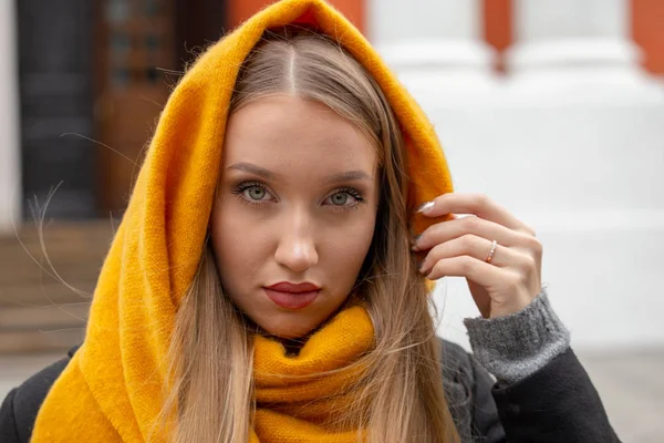 Дівчина Одягає Жовтий Шарф Холодну Погоду Осінній Портрет Блондинки Довгим — стокове фото