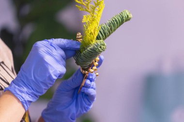 Bir kız bir buket Noel için yapar. Floristics ve yeni yıl süslemeleri kavramı.