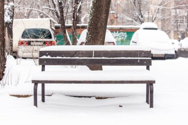 Karla kaplı sokak bankta