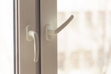 Beyaz plastik pencere kolu ile. Metin için yer.