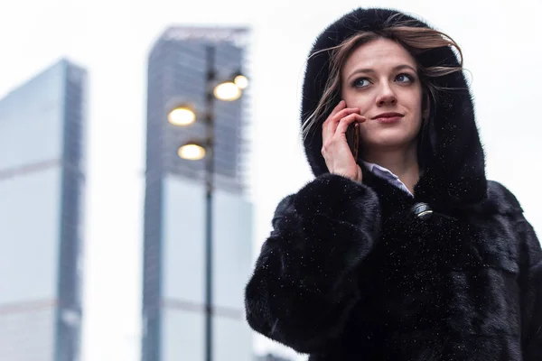Бізнес Леді Чорному Пальто Робить Дзвінок Мобільний Телефон Відкритому Повітрі — стокове фото