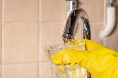 Temiz içme suyu bir jet mutfak ve bir bardak musluktan. Fotoğraf Yayınları dünyanın su kirliliği veya su kıtlığı göstermek için.