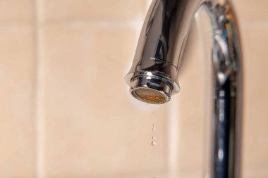 Dokunun mutfak ve bir bardak taze içme suyu bir damla. Gezegende su kirliliği veya su kıtlığı ile ilgili yayınlar göstermek için bir fotoğraf.