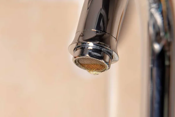 Una Gota Agua Potable Fresca Del Grifo Cocina Vaso Una — Foto de Stock