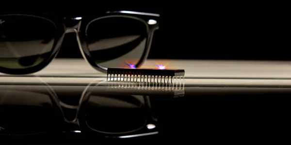 Microchip Óculos Escuros Pretos Como Símbolo Aprendizado Máquina Espionagem Industrial — Fotografia de Stock