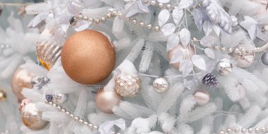 Noel ağacı, topları ve çelenk ile dekore edilmiştir. Yeni yıl ve Noel tatil kavramı. Açık Noel süsleri karla kaplı.