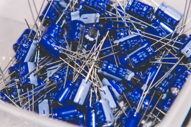 Bilgisayar parçaları elektronik ürünleri tarafından e-atık ve çevre kirliliğinin bir sembolü olarak.