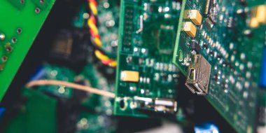 Bilgisayar parçaları elektronik ürünleri tarafından e-atık ve çevre kirliliğinin bir sembolü olarak.