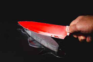 Evde taş taşlama üzerinde mutfak bıçağını bileme. Şiddet ve suç bir kavram kullanılabilir.