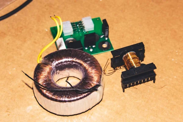 Bilgisayar parçaları elektronik ürünleri tarafından e-atık ve çevre kirliliğinin bir sembolü olarak.