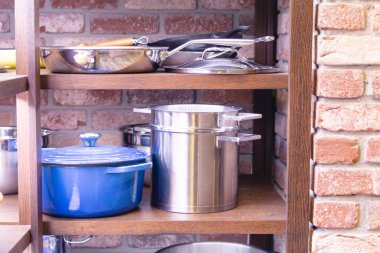 Tuğla duvar, tencere ve tavalar Restoran olarak dekorasyon oda mutfak.