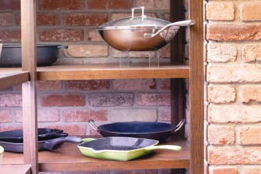 Tuğla duvar, tencere ve tavalar Restoran olarak dekorasyon oda mutfak.