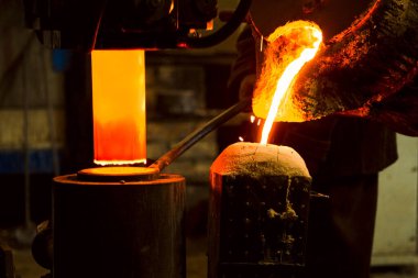 Erimiş metal kalıba dökülüyor. Dökme demir, çelik ve sıvı metal için eritme fırını.