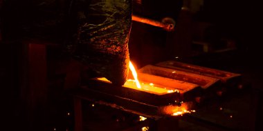 Erimiş metal kalıba dökülüyor. Dökme demir, çelik ve sıvı metal için eritme fırını.