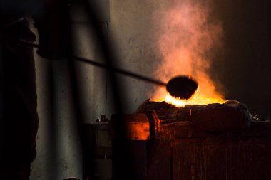 Dökme demir ve çelik için eritme fırını ve fabrika ekipmanları. Erimiş sıvı metal kalıba dökülüyor..