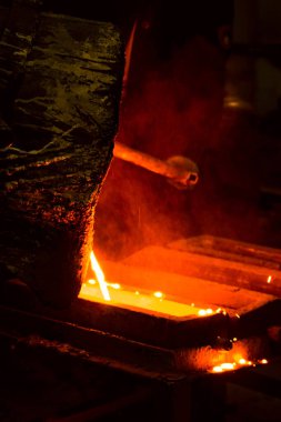 Erimiş metal kalıba dökülüyor. Dökme demir, çelik ve sıvı metal için eritme fırını.