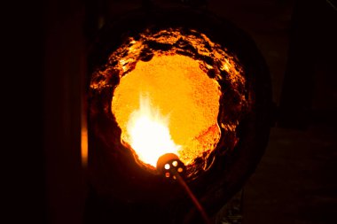 Erimiş metal kalıba dökülüyor. Dökme demir, çelik ve sıvı metal için eritme fırını.