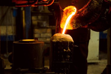 Erimiş metal kalıba dökülüyor. Dökme demir, çelik ve sıvı metal için eritme fırını.