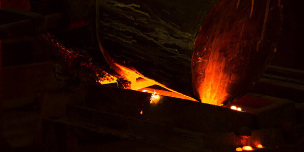 The molten metal is poured into the mold. Melting furnace for cast iron and steel and liquid metal.