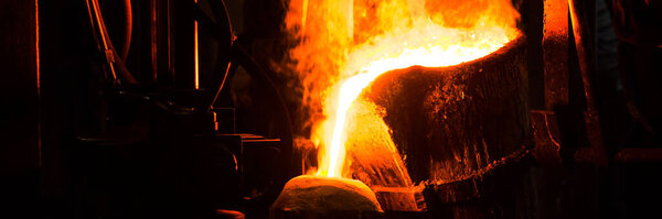 Melting furnace and factory equipment for cast iron and steel. The molten liquid metal is poured into the mold.