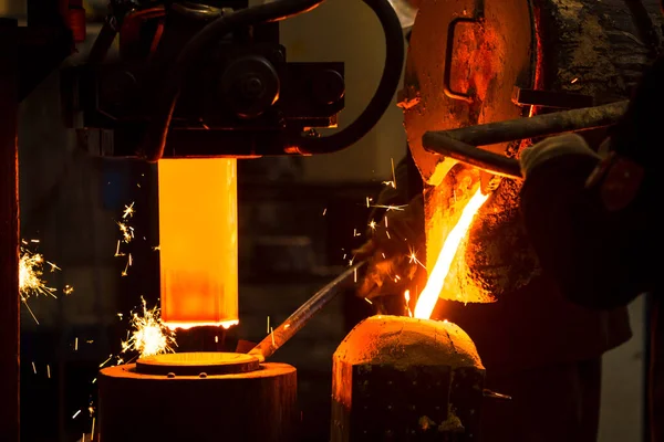 Smeltoven Fabriek Apparatuur Voor Gietijzer Staal Het Gesmolten Vloeibare Metaal — Stockfoto