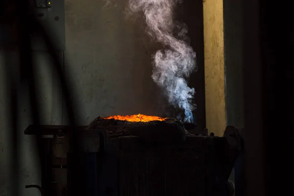 铸钢熔炼炉和工厂设备 熔融的液态金属倒入模子中 免版税图库图片