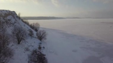 4 k hava video. Kış manzara Köyü ve nehir. Sıcak günbatımı ışığı.